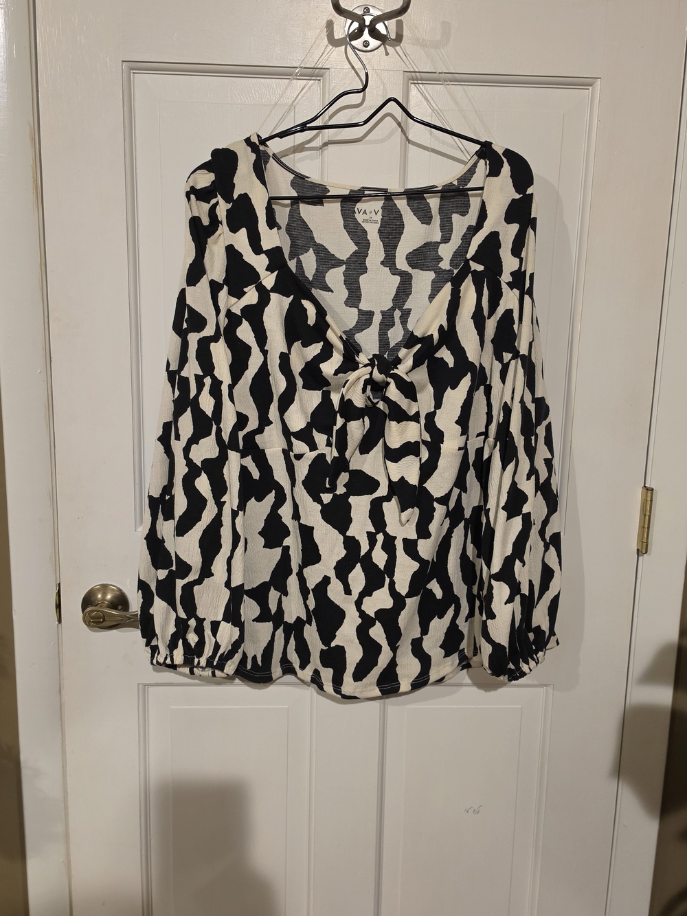 Ava & Viv Black & Cream Abstract Tie-Front Sweetheart Blouse - 2X